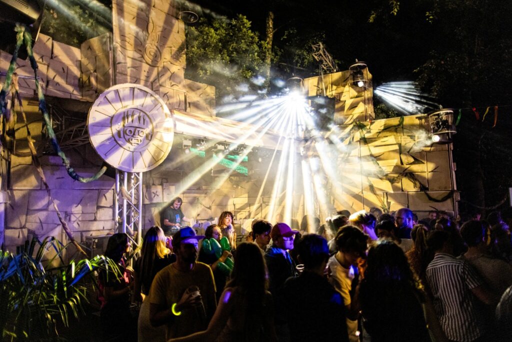 Licht en geluid huren voor festivals? Van klein terrein tot grote line-up: wij zorgen voor de juiste vibe met alle nodige dj gear, licht, geluid en special fx. Licht en geluid huren in Oss?