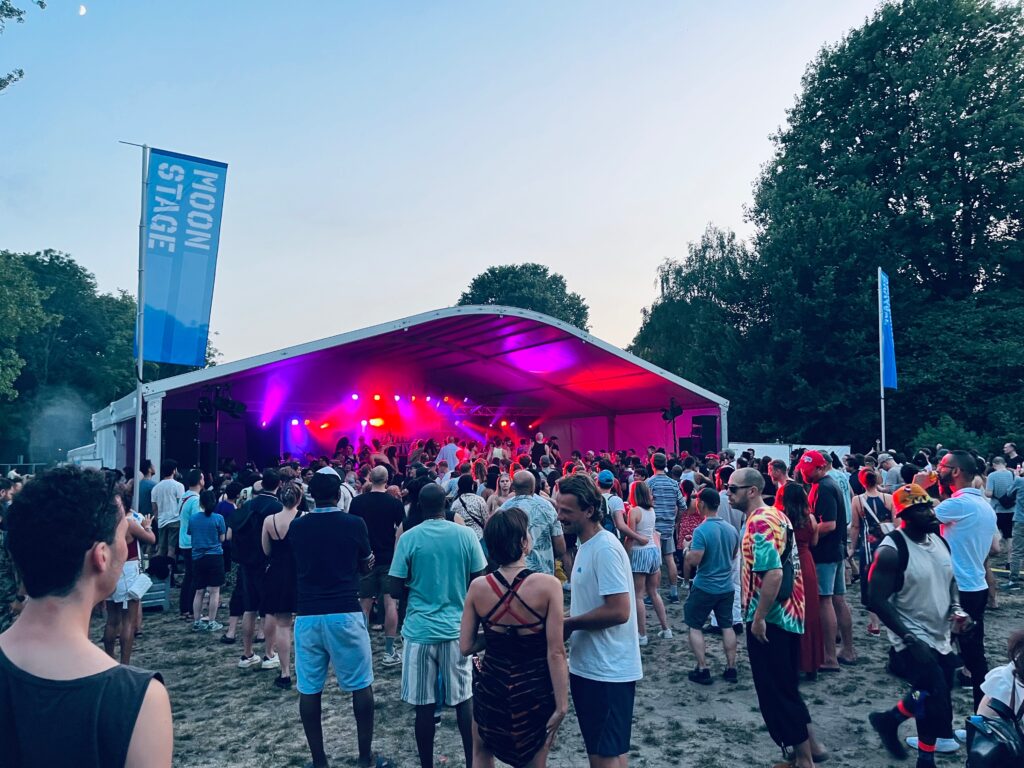 Licht en geluid huren voor evenement? Professionele eventtechniek met truss, tenten en buitenverlichting.