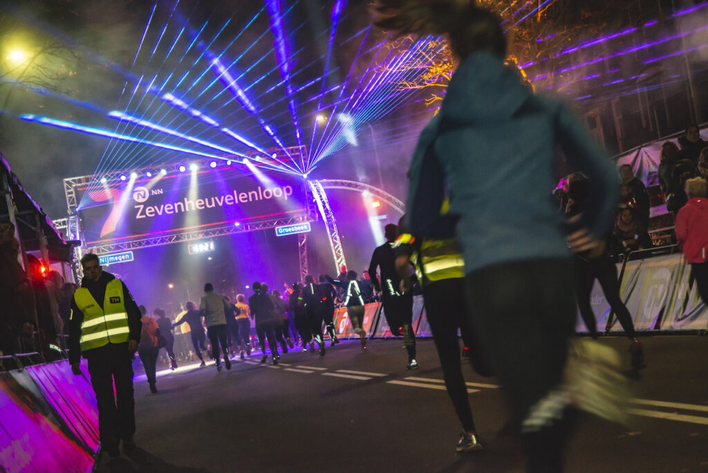 Licht en geluid huren voor sportevenement? Wij zorgen voor verstaanbare omroep, start-finish of podiumtechniek en sfeer op elk sportveld of tijdens een marathon.