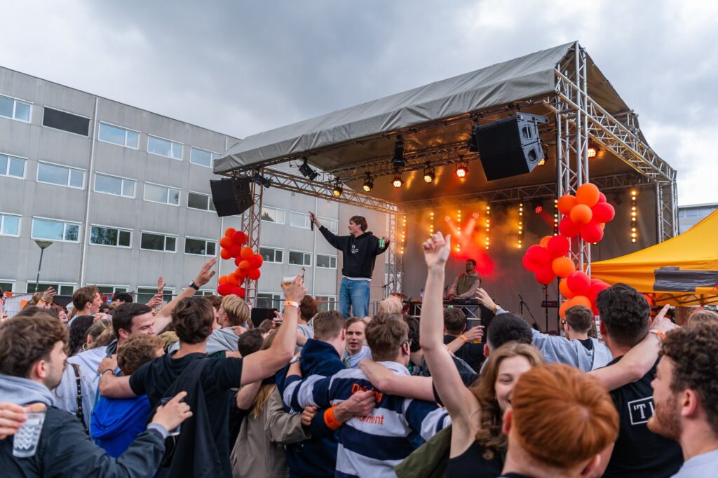 Licht en geluid huren in Eindhoven? Licht en geluid huren voor studentenfeest? Kies voor sfeer, bass en betrouwbaarheid.