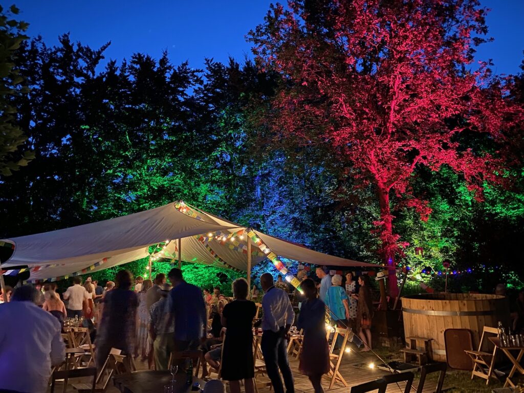 Licht en geluid huren voor tuinfeest? Voor een intiem feest met professionele uitstraling en gemak. Licht en geluid huren in Arnhem?