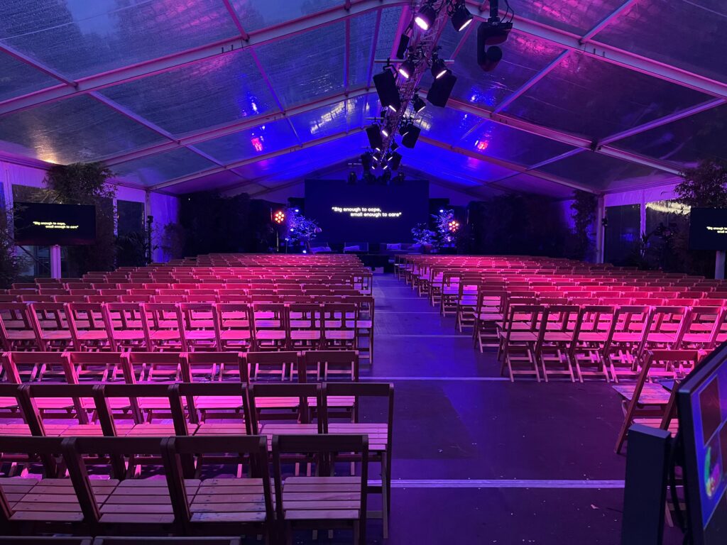 Licht en geluid huren voor zakelijk evenement? Voor presentaties, openingen en beurzen met professionele uitstraling.