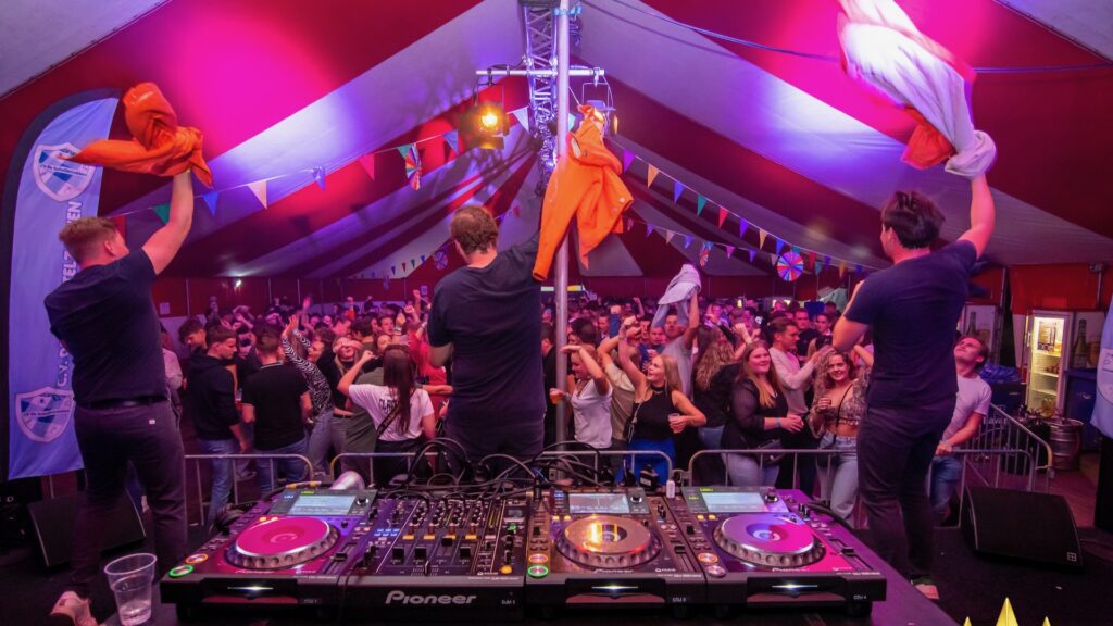 Energieke DJ met dynamische lichteffecten bij Vijfsterrenfeest