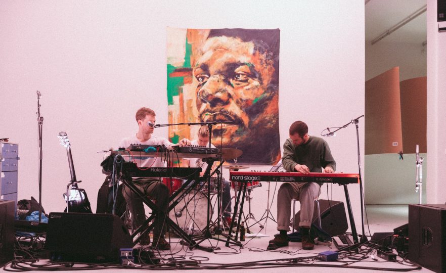 Voel de energie van getalenteerde artiesten door fantastische geluidskwaliteit tijdens Dorpsgek x De Luv Nan Tentoonstelling Licht en Geluid MAG Sound and Light